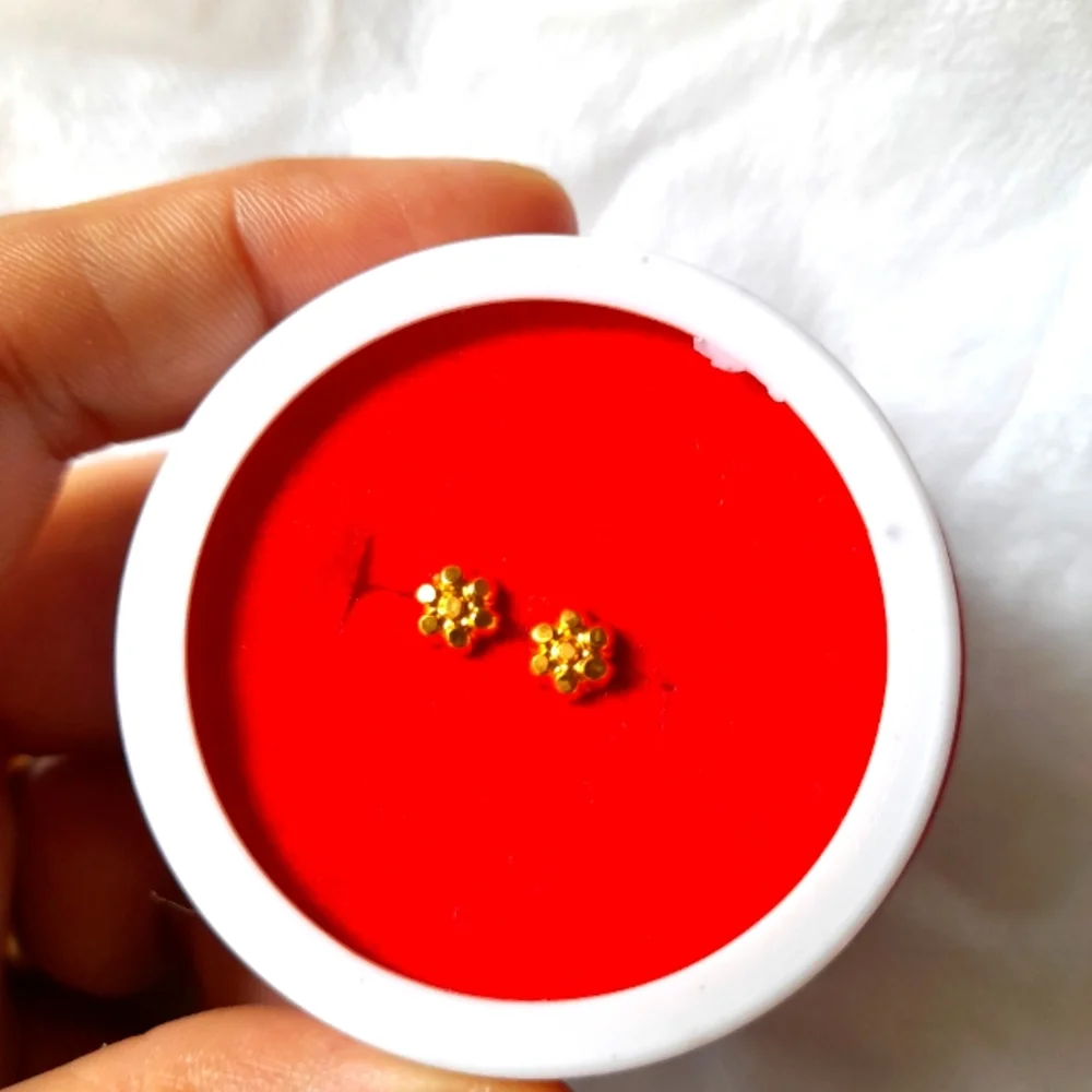 Beautiful new flower desine studs - Picture 1 of 8